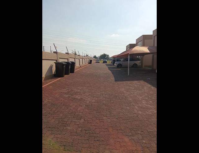 3 BEDROOM TOWNHOUSE FOR SALE IN MONDEOR